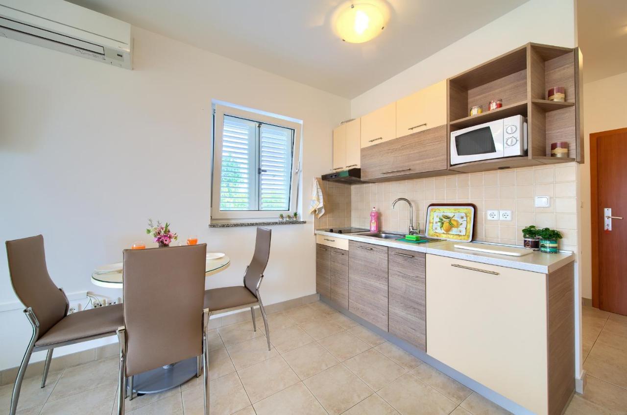 Apartments Ivica Krk Island Шіло Екстер'єр фото