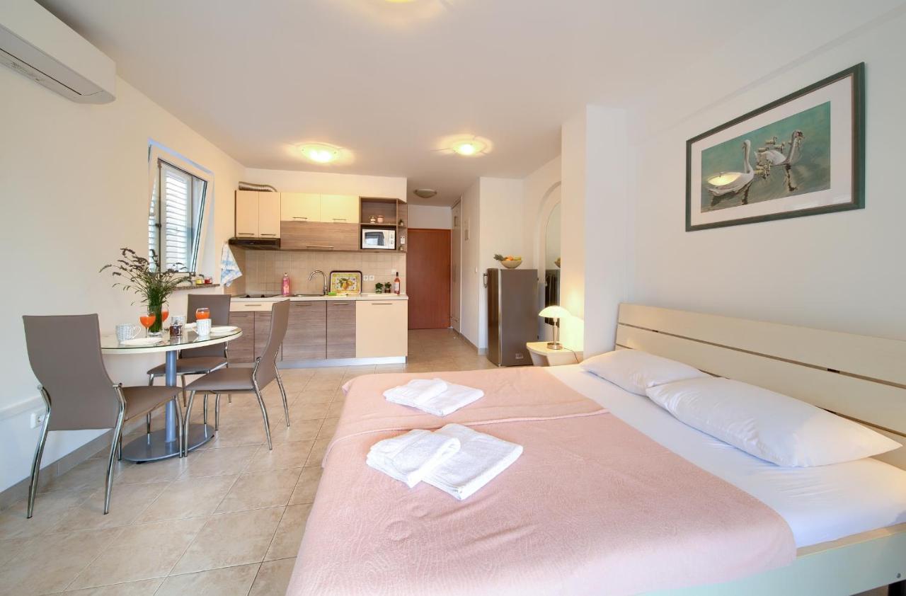 Apartments Ivica Krk Island Шіло Екстер'єр фото