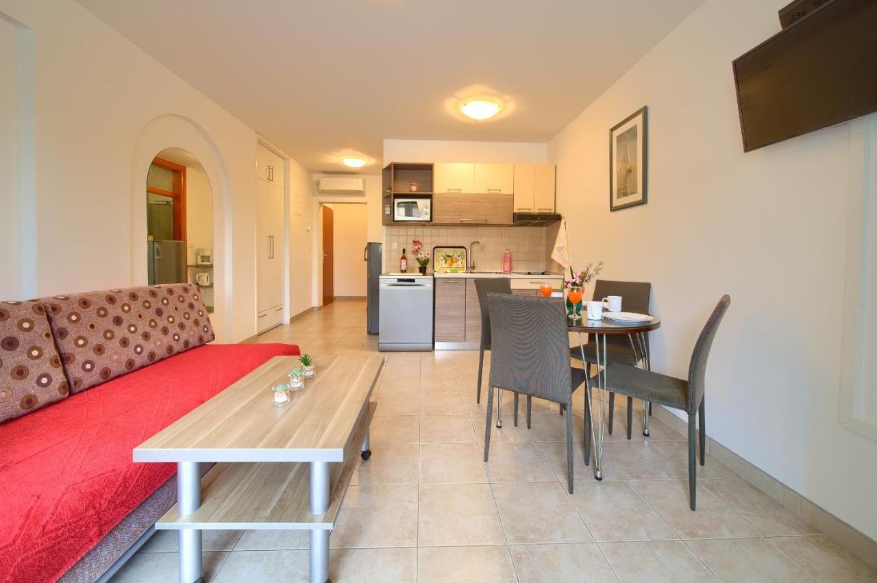 Apartments Ivica Krk Island Шіло Екстер'єр фото