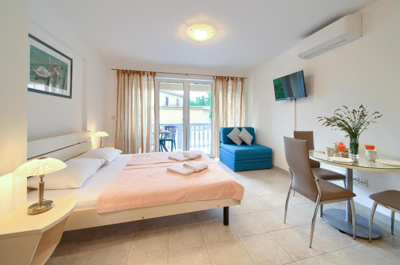Apartments Ivica Krk Island Шіло Екстер'єр фото